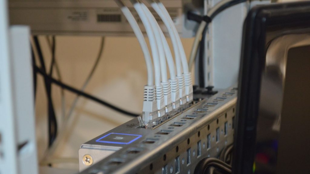 Una maraña de cables e hilos de Internet, que representa la compleja infraestructura de la conectividad digital.