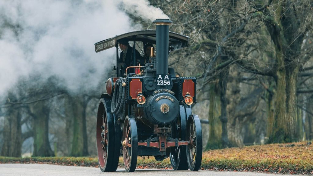 Una imagen de una máquina de vapor tradicional, históricamente significativa en el transporte y la industria.