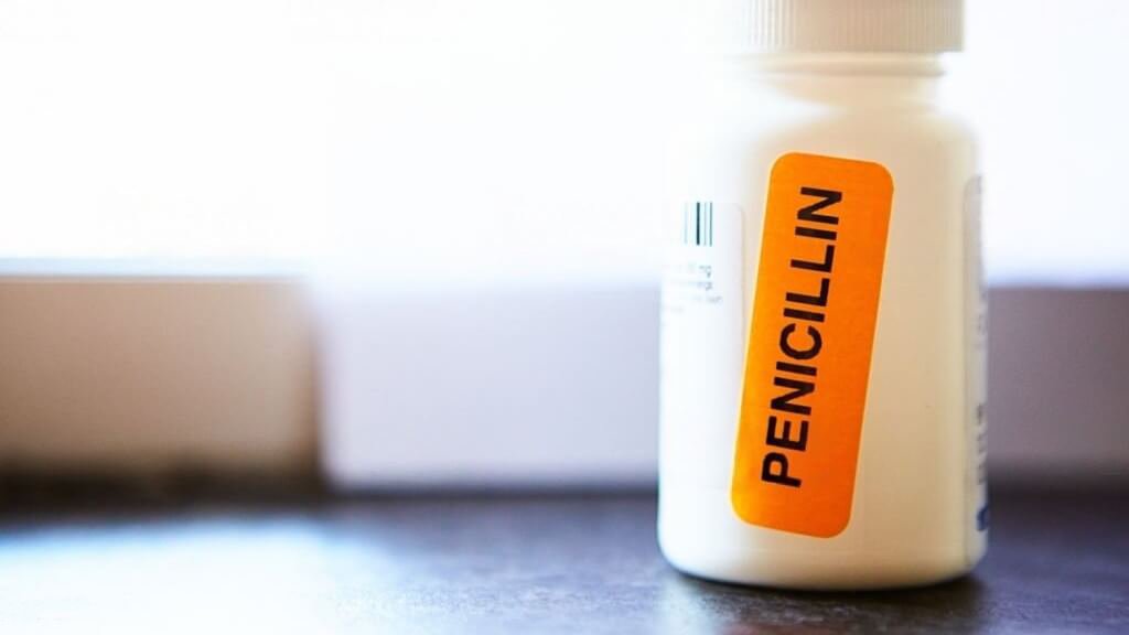 Un vial o botella que contiene penicilina, un medicamento antibiótico vital.