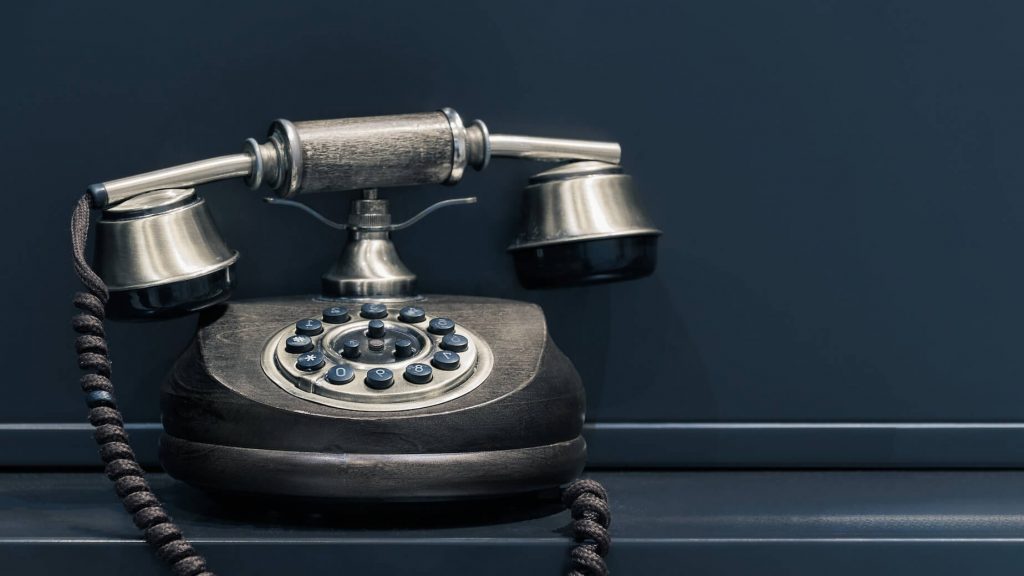 Un teléfono antiguo, reflejo de la historia de la tecnología de las telecomunicaciones.